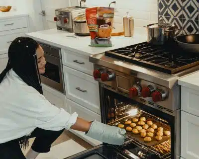 une femme sort un plat du four