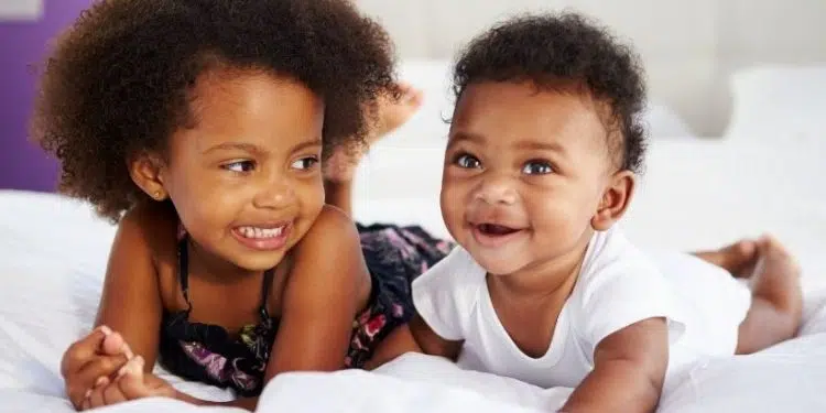 Enfants avec cheveux crépus