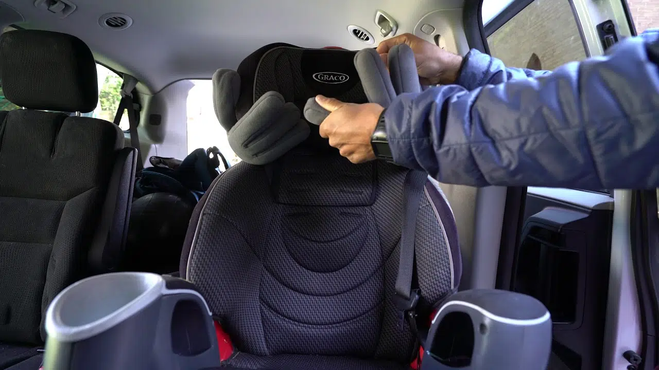 Installer les coussins de voyage dans sa voiture