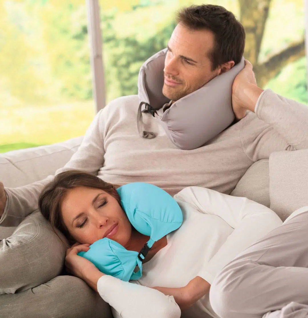 Se détendre en couple avec son coussin de voyage