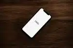 "hello" affiché sur un écran de smartphone