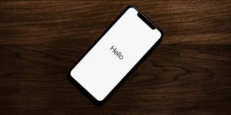 "hello" affiché sur un écran de smartphone