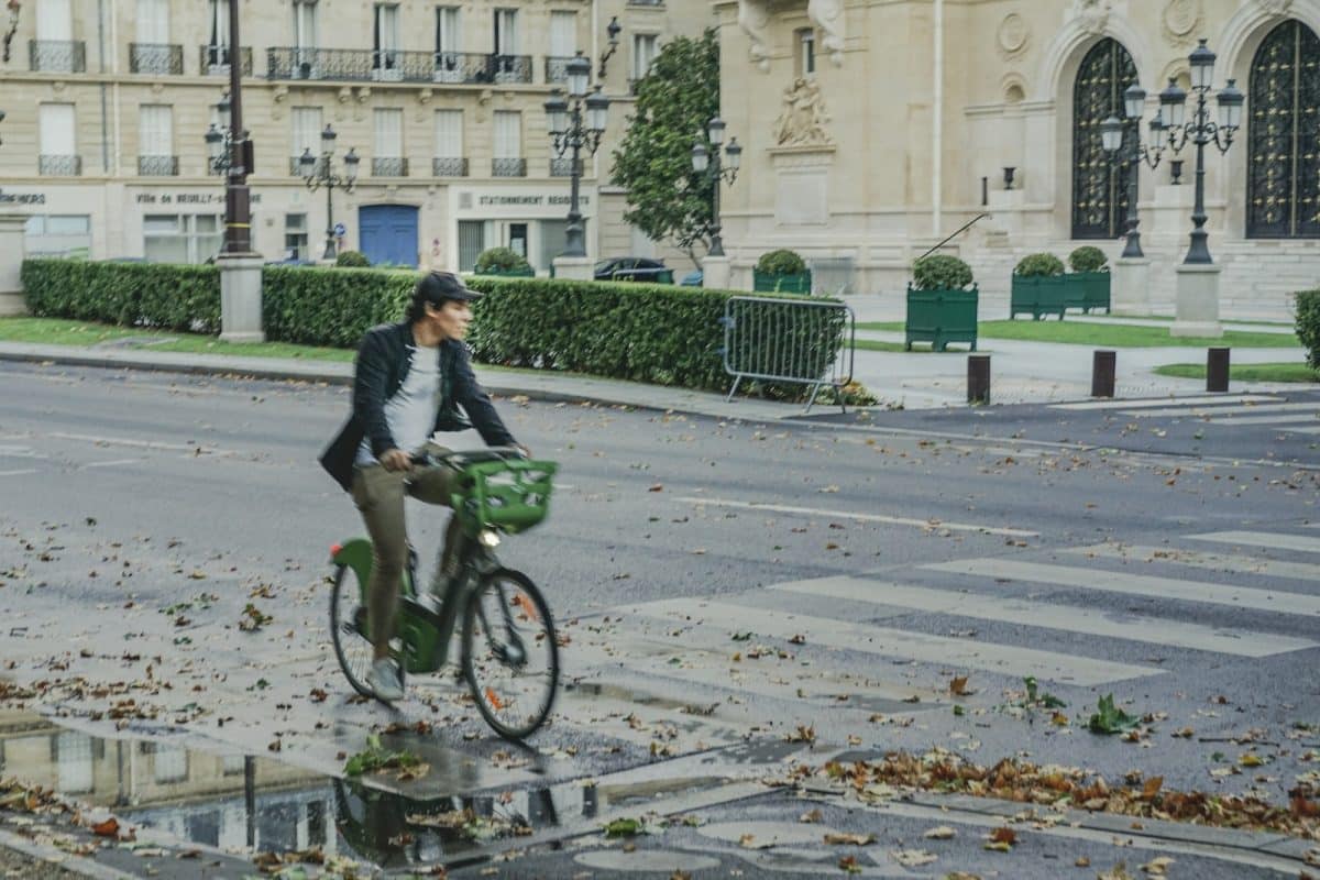 Comment bien s'équiper pour faire du vélo sous la pluie : les indispensables