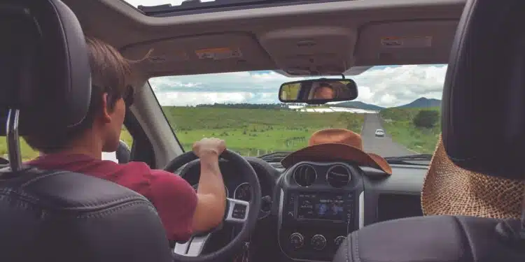 une famille en voiture