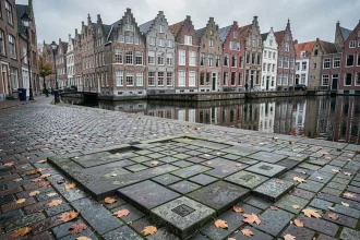 Grille de mots croisés évoquant les villes belges à 4 lettres, sur les pavés historiques du centre-ville flamand de Gand