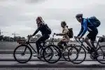 Comment bien s'équiper pour faire du vélo sous la pluie : les indispensables