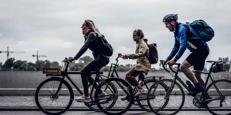 Comment bien s'équiper pour faire du vélo sous la pluie : les indispensables